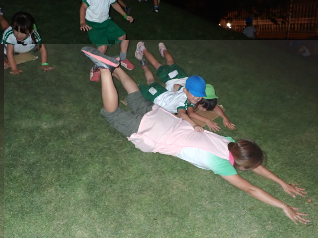 子ども達と一緒になって遊び（学び）を育てていきます。