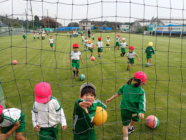 言わなくても走って見たくなる広い芝生のサッカー場