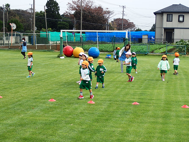 思いっきり走り、ボールを投げ、サッカーをしたり、綱引きしたり、ごろごろ転がって体をつくります。